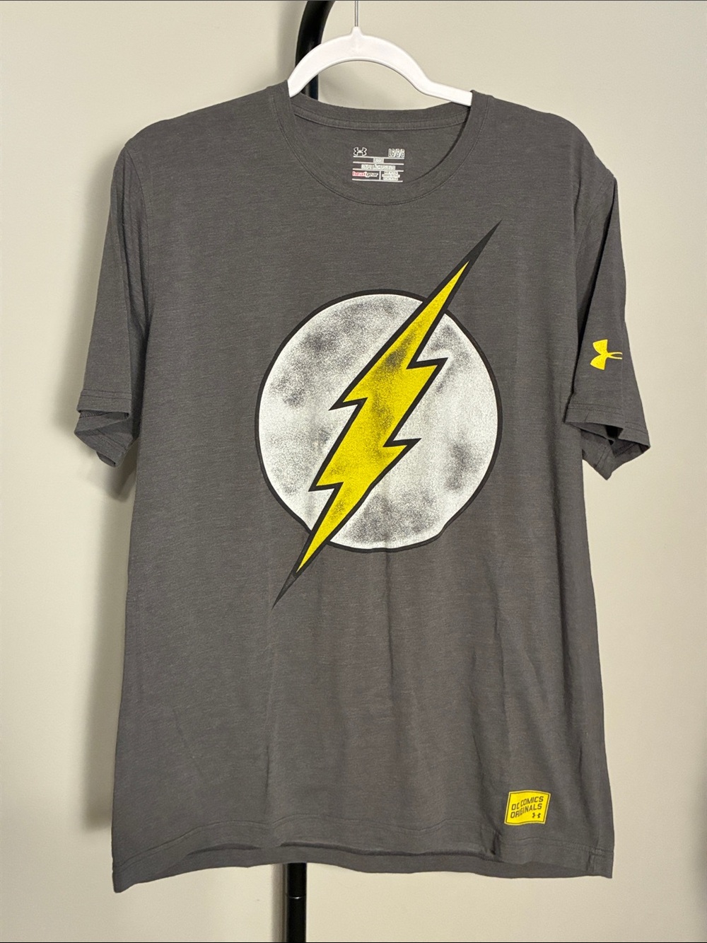 Under Armour Flash Men’s Gray Tee with Yellow Lightning Graphic Large